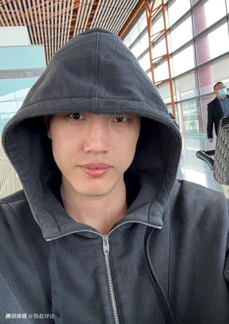 女主角詹妮弗 劳伦斯身穿黑色连衣裤知性亮相 与男友共进晚餐 2014-04-25 伦敦当地时间24日，23岁的奥斯卡影后詹妮弗·劳伦斯与男友尼古拉斯·霍尔特外出用餐，劳伦斯身穿黑色连衣裤一副知性装扮，与男友分头行动。