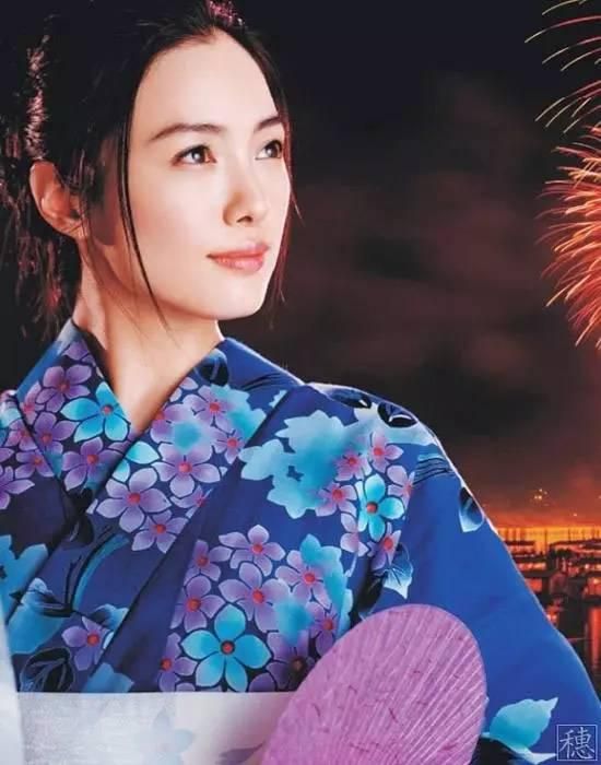 艾什顿·库彻来华宣传 携女友米拉·库妮丝秀恩爱 2013-08-29 昨日，好莱坞著名影星艾什顿·库彻（Ashton Kutch）携女友——性感女星米拉·库妮斯（Mila Kunis）冒雨现身北京长城，亲密出游。